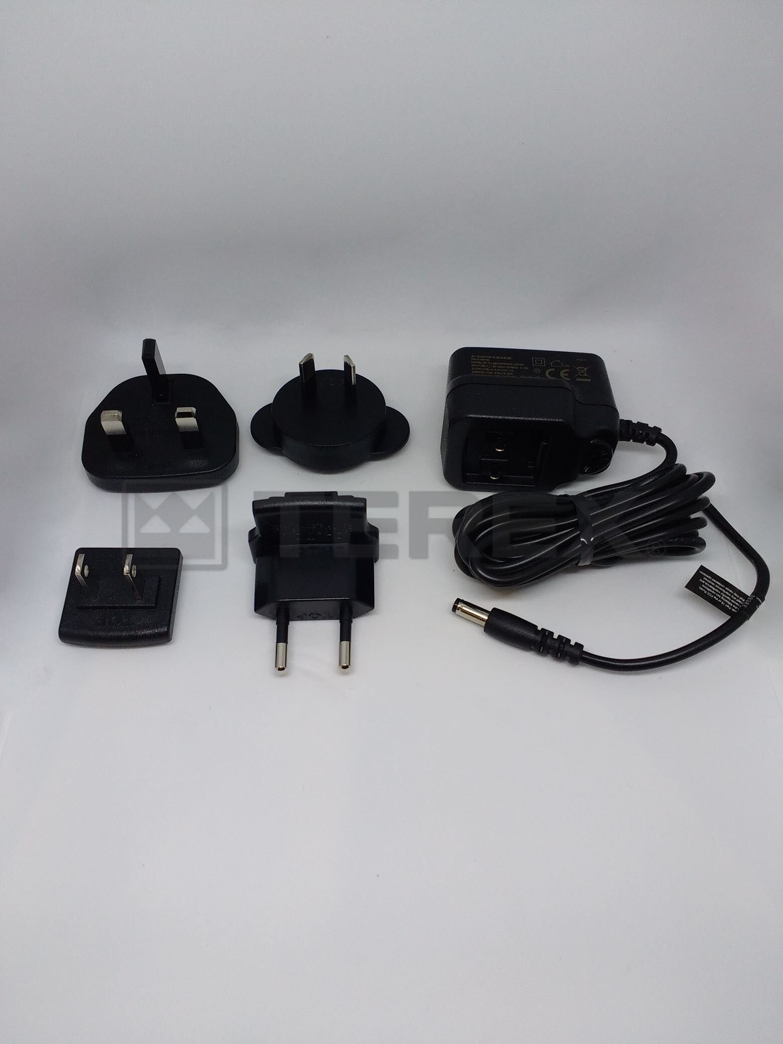 UNIVERSIAL MAINS CHARGER ADAPTOR